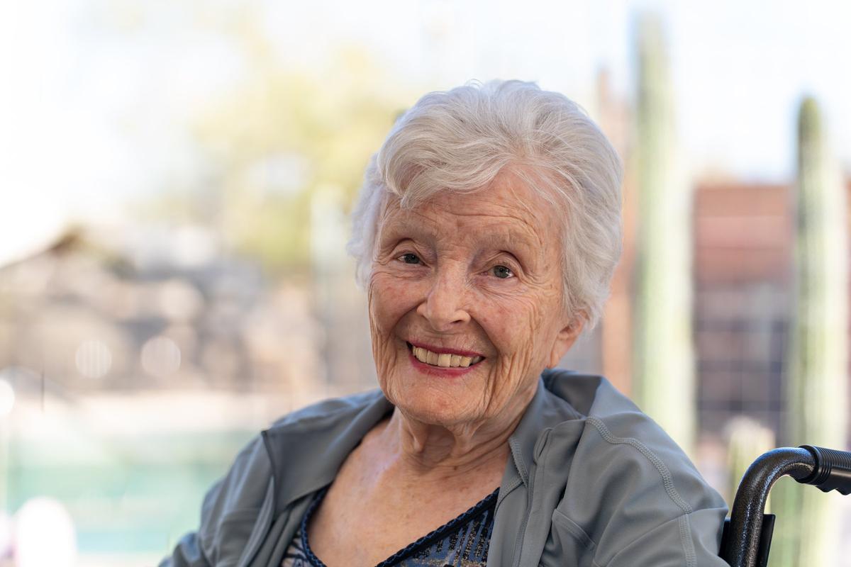 Hacienda De Luna resident receiving personalized support